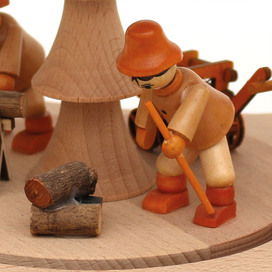 Pyramide mit 4 Waldarbeitern zweistöckig 22x23x45cm