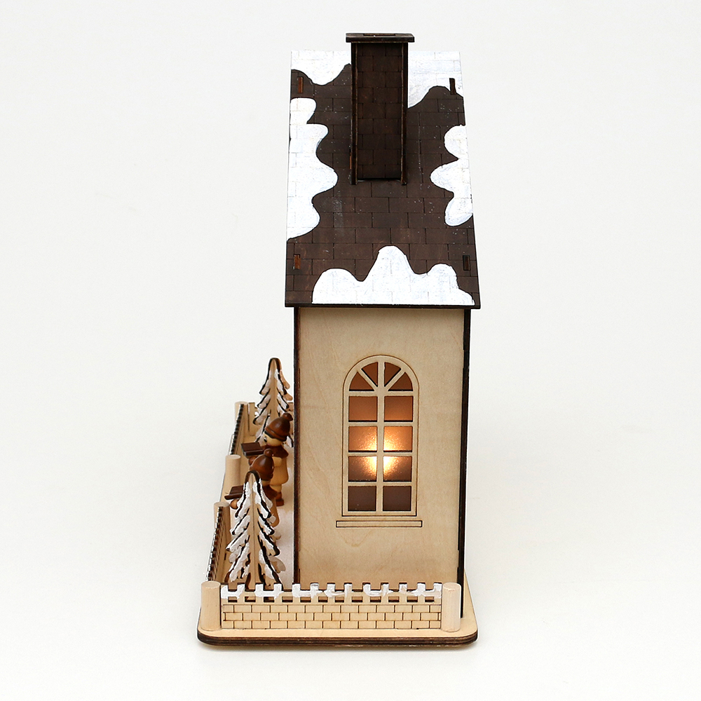 Holzszene Haus 'Winterdorf' mit Kurrendefiguren