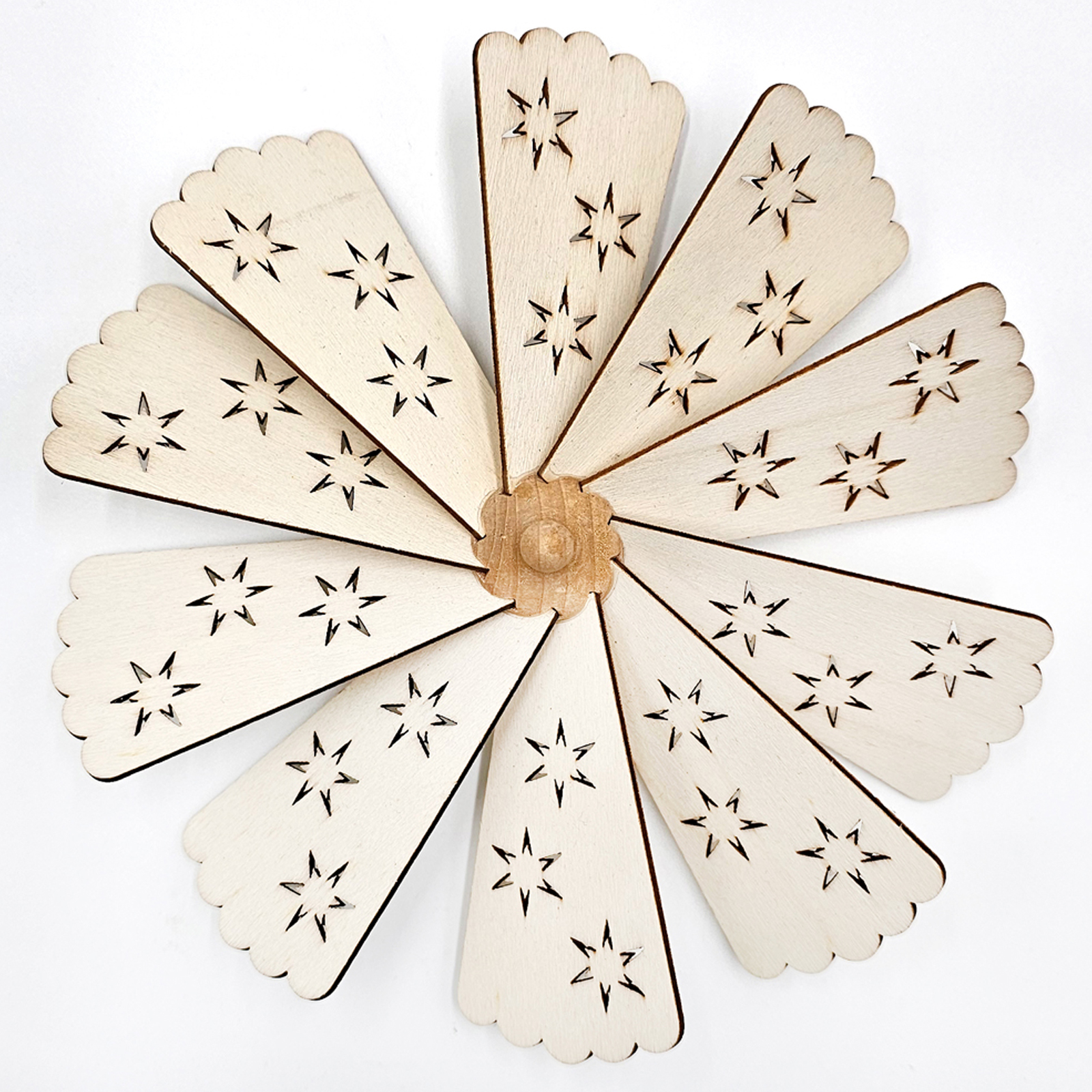 Teelicht - Laser Holzpyramide in dreieckiger Waldform mit Schneemännern 21x15,5x24cm